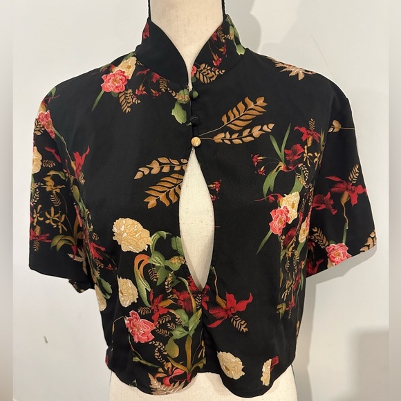 Pretty Little Thing Crop black floral top blouse cutout front buttons SZ L - Picture 2 of 9